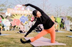 扎根中国三十载，安利用“三个坚定”书